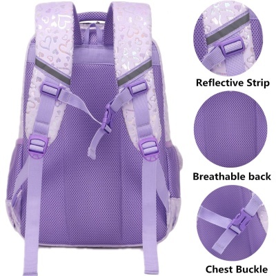 Mochila lilás com alças com padrão de corações e fecho de peito