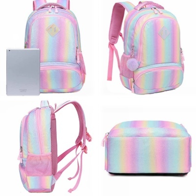 Mochila escolar multicolor com riscas suaves, alças rosa e pompom cor de rosa