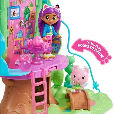 Brinquedo com duas bonecas em casa na árvore colorida