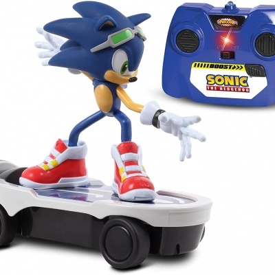 Figura do Sonic em prancha com comando remoto azul
