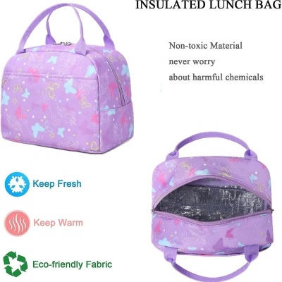 Bolsa térmica lilás com padrão de borboletas, interior isolante prateado e textos explicativos.