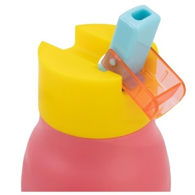 Garrafa de plástico rosa com tampa amarela e bico azul retrátil