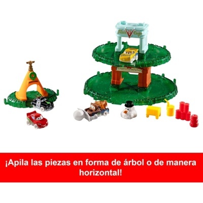 Brinquedos de carros coloridos e estrutura verde para montagem sobre fundo branco
