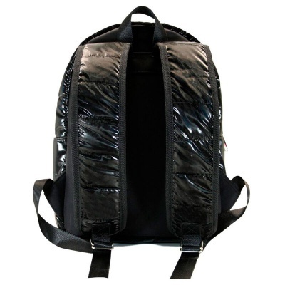 Mochila preta vista por trás com alças acolchoadas