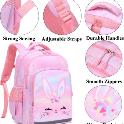 mochila rosa com estampa de coelho e alças ajustáveis