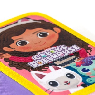 Tecido colorido com personagens de desenho e texto Gabby's Dollhouse