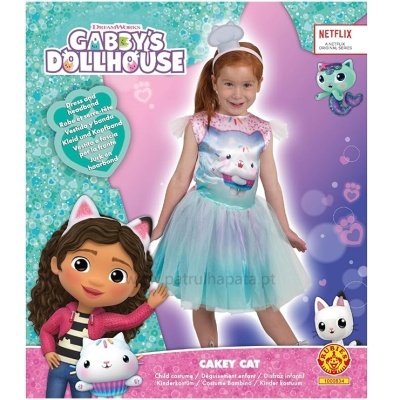 Criança com vestido azul claro com gato, personagens animados ao fundo, embalamento 'GABBY'S DOLLHOUSE' e 'CAKEY CAT'