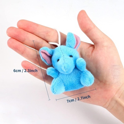 Brinquedo de pelúcia azul formato elefante na palma da mão