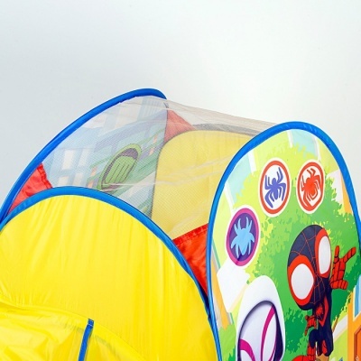 Tenda infantil amarela e azul com personagens de aranha e símbolos coloridos