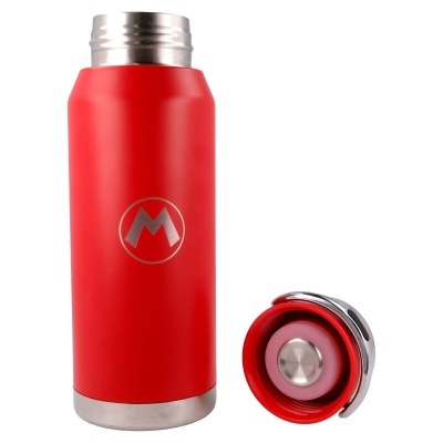 Garrafa térmica vermelha com tampa destacada e logótipo M