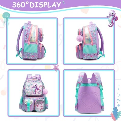 Mochila infantil em roxo, rosa e verde água com desenhos de estrelas-do-mar e polvos e pompom de pelúcia