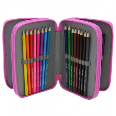 Estojo cor-de-rosa aberto com lápis de cor de vários tons dentro