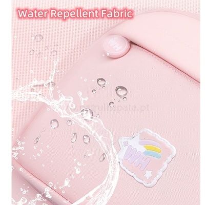 tecido rosa repelente a água com gotículas e etiqueta decorativa