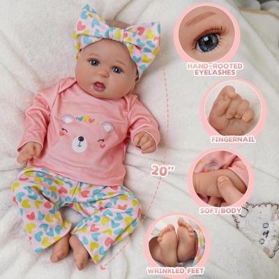 Boneca realista de pijama rosa com estampa de ursinho e calças com corações coloridos