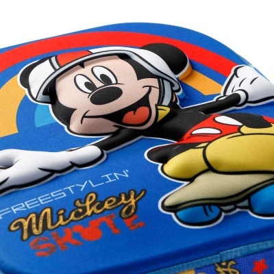 Mochila azul com estampa do Mickey Mouse a andar de skate e texto colorido