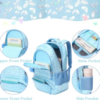 Mochila azul claro com padrão de borboletas brancas e múltiplos bolsos organizadores