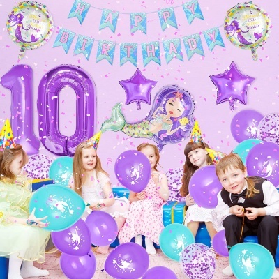 Balões coloridos de aniversário com tema de sereia e crianças celebrando em fundo rosa