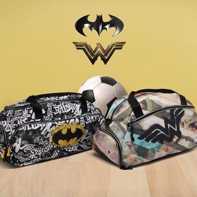 Duas bolsas desportivas DC Comics com padrões do Batman e Mulher Maravilha e uma bola de futebol