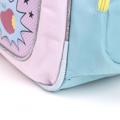 Mochila infantil rosa e azul com padrão gráfico pop art e detalhes prateados