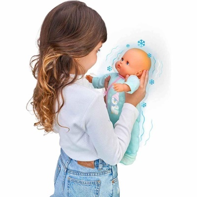 Criança segurando boneca bebé com roupa azul e rosa