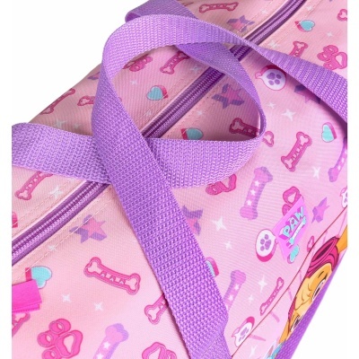 Mala de viagem rosa com padrão colorido, alças roxas e etiqueta 'PAW'