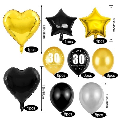 Balões de festa em formas de coração e estrela metálicos e balões de borracha pretos, dourados e prateados com texto 30 Happy Birthday em algumas unidades
