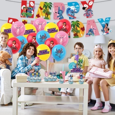 Decoração de festa infantil com balões coloridos e personagens de desenho animado