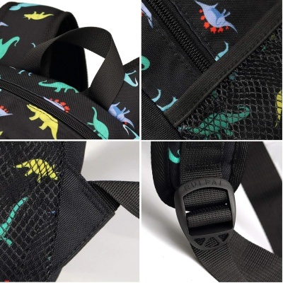 Mochila preta com padrão colorido de dinossauros e detalhes em rede