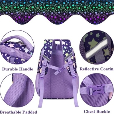 Mochila lilás com estrelas e detalhes funcionais