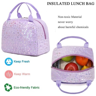 Saco de almoço isolado lilás com padrão de corações e alças