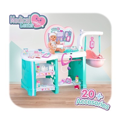 Brinquedo centro médico com boneca e acessórios em plástico azul, branco e rosa