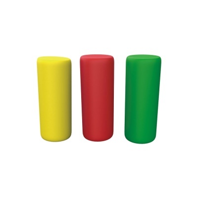 Três almofadas cilíndricas coloridas em amarelo, vermelho e verde