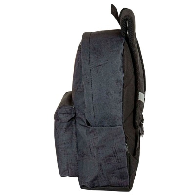 Mochila preta de tecido vista de lado com bolso frontal