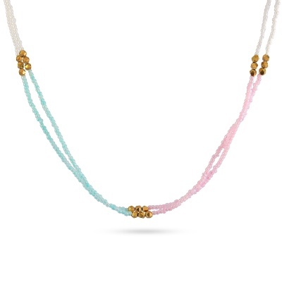 Colar com fios de contas brancas, azuis e cor-de-rosa com detalhes dourados