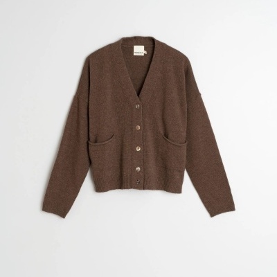Casaco castanho de malha com botões e bolsos