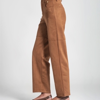 Calças largas castanhas com sapatos rasos marrons