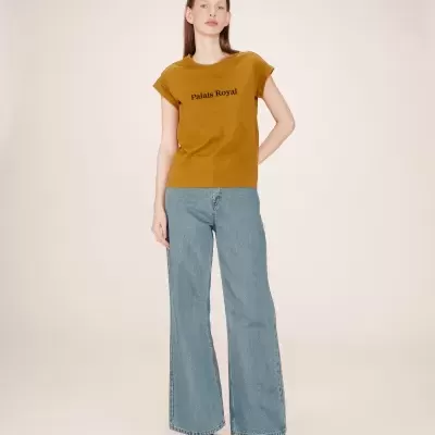 Mulher com t-shirt castanha 