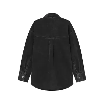 Camisa preta de manga comprida vista por trás