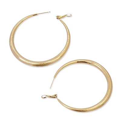 Brincos de argola dourados com fecho de encaixe sobre fundo branco