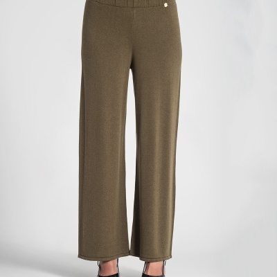 Calças largas femininas verdes-castanho com cós elástico e distintivo dourado.