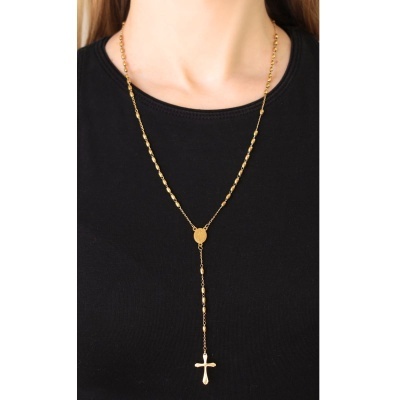 Colar dourado com pendente de cruz sobre camisola preta