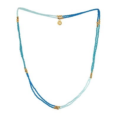 Colar com fios de contas azuis e detalhes dourados