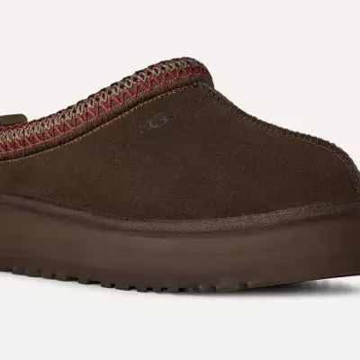 Pantufa castanha escura com sola castanha e borda decorativa