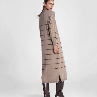 Vestido comprido castanho claro às riscas horizontais castanhas com botas altas castanhas escuras.