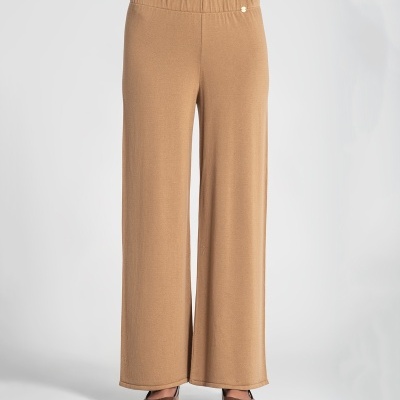 Calças largas castanho claro com cintura elástica e botão dourado