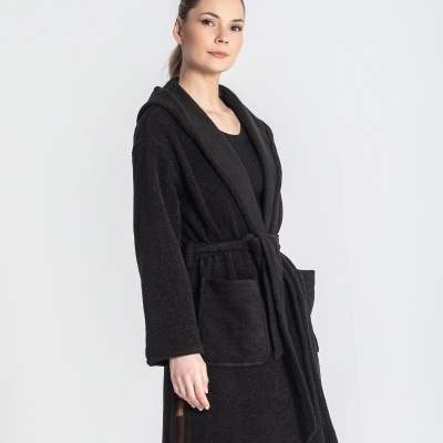 Casaco preto felpudo com capuz e cinto