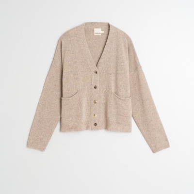 Cardigan bege claro em lã com botões e bolsos em fundo branco