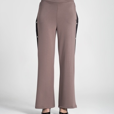 Calças largas castanho taupe com faixa preta lateral e botões prateados