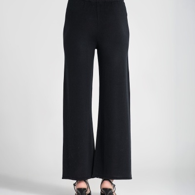 Calças pretas de tecido macio com cós elástico