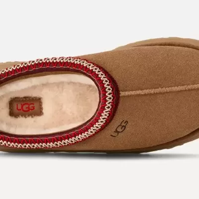 Pantufa marrom UGG com interior felpudo e detalhe vermelho e bege na abertura